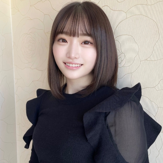 Karin-chan who has 1 experienced person and over 100000 followers has beautiful E-cup breasts that make you want to stretch out and admire the world of adults