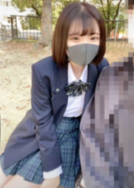 Uniform Bob's raw is pure and shy The raw legs that can be seen from the short skirt during the park date are whitened and excited