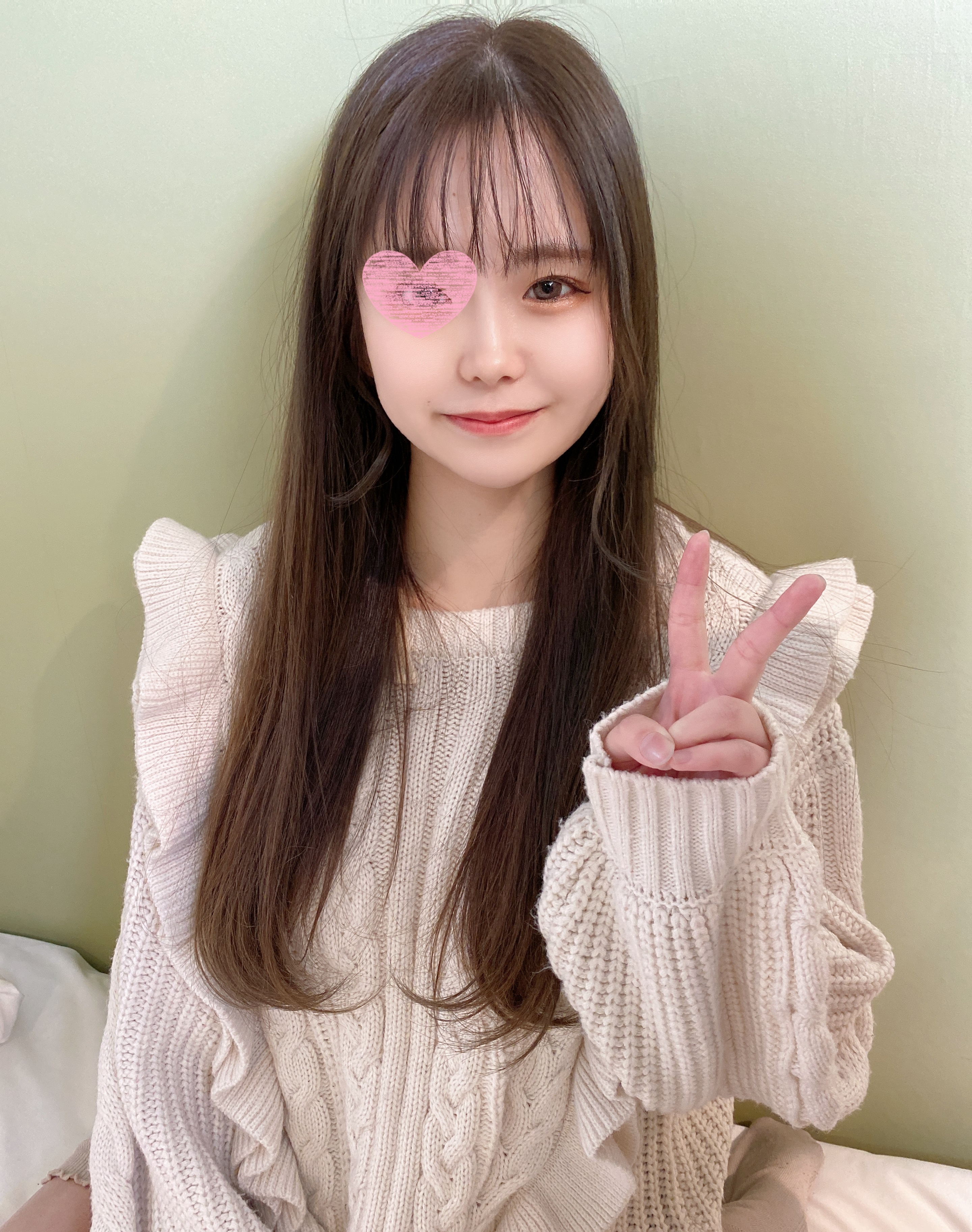 A fair-skinned girl with a cute smile and a small animal systemIn order to give a present to a man she likes she made her first vaginal cum shot during an AV shoot