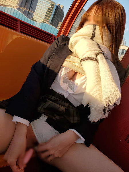 Born in 2005 Fair-skinned busty beautiful girl Woman Last date at the amusement park Ferris wheel