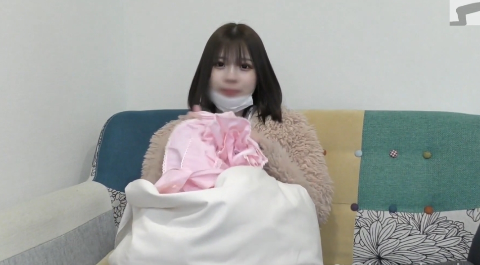 Fair-skinned pjqqnsnjz F-cup beauty Momo-chan found by a fan in the city Smelling the sweat of a desperate idol and launching into the vagina twice