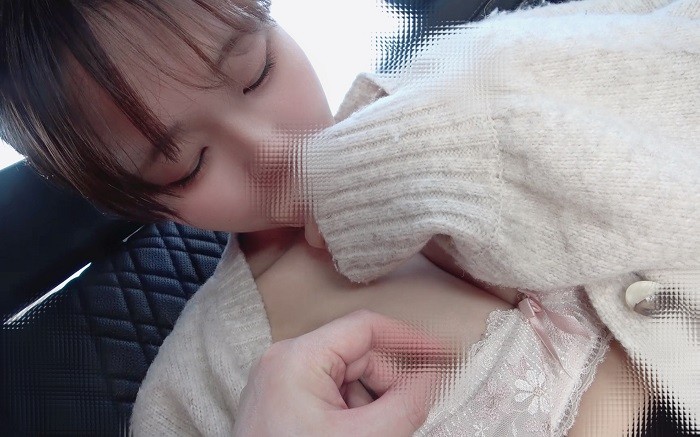First shot Girl R-chan found in the countryside immediately after meeting fellatio in the car mankpa intense squid from the gap between the string panties and then ejaculate in the mouth