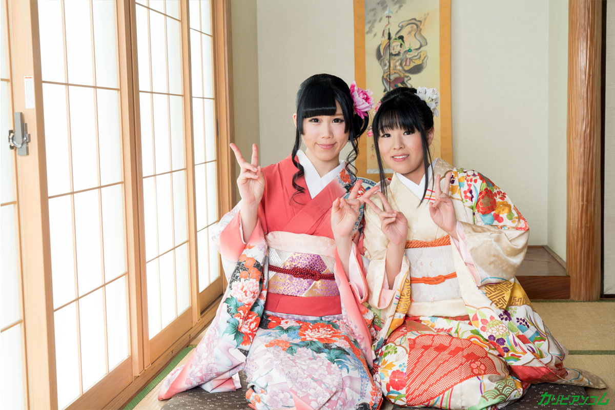New Year Twisting Game with Kimono Girls
