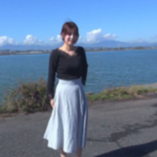 A beautiful wife who is in debt with a pachinko sticks out her beautiful round buttocks and accepts vaginal cum shot