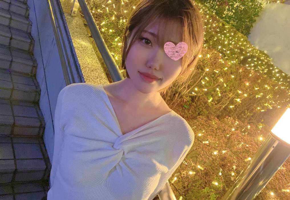 A fair-skinned and slender cafe clerk tried pouring white cream into a secret part-time job