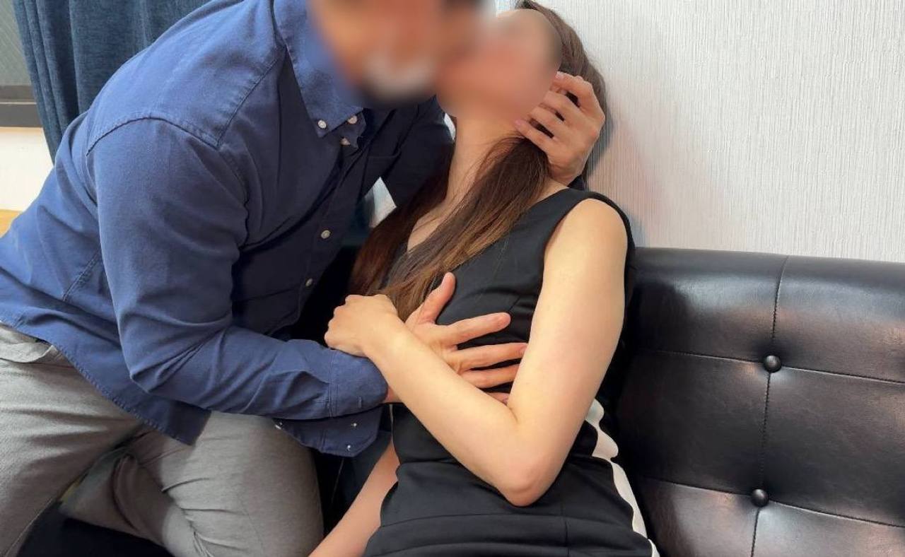 [Amateur & Married Woman] A divorced married woman who was absent from work without permission and went to the pachinko parlor without any regrets makes her squirt and creampie. Bonus of skewering and creampie sex.