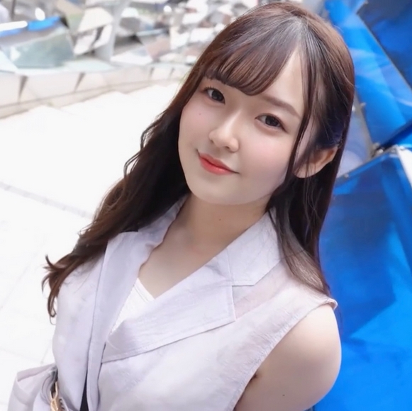 First shot Mirei a 21-year-old beautician assistant with a baby face and beautiful breasts gets a rich cunnilingus and fingering immediately after work without taking a shower She is embarrassed but wants to spread her legs open from raw penetration to vaginal ejaculation It will be done