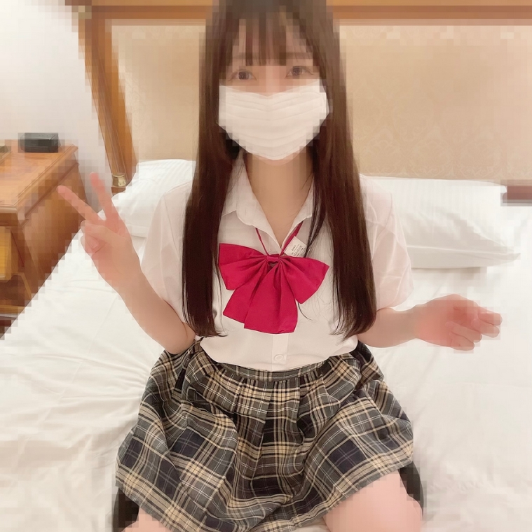 Mana-chan, 18 years old, who is scheduled to debut as a member of the popular idol group F noi/mo/u/tomin, makes her gonzo debut