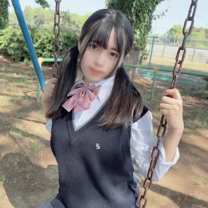 Show your face!! A lonely J&K girl who just transferred to a new school and has cute black hair and twin tails with a Kansai accent!! Her hidden Ecup big breasts that you won't notice from her uniform are exposed outdoors and he cums in her mouth and in her vagina!!