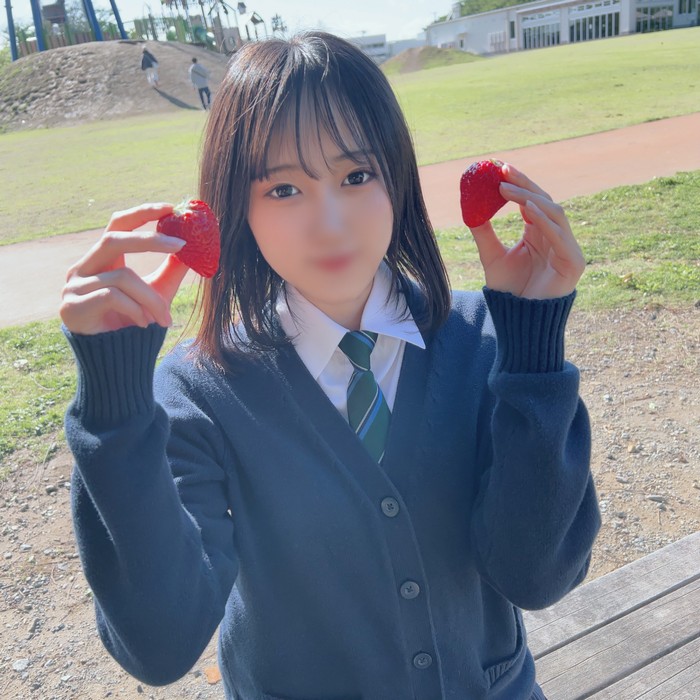 Show your face!! A girl with a pure and innocent smile who grew up in a rural area where time seems to have stopped, wears no panties and is turned on by her innocence and obedient uniform, and before she graduates, she cums outdoors in her mouth and gives her a follow-up creampie!