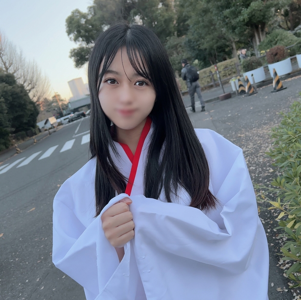 A serious and cute woman who serves as a class representative at a school where she only shows her face for 3 days ◯ ◯ A woman who serves the gods in the form of a shrine maiden at her part-time job ◯ ◯ Another unknown face of her is a greedy and highly sensitive slut. girl