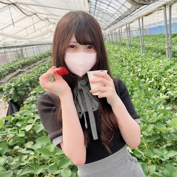First shooting face appearance for 3 days only It was supposed to be just a sweet and relaxing time going out to pick strawberries but now he has a meltingly cute smile Professional Outdoor oral ejaculation 2nd round creampie