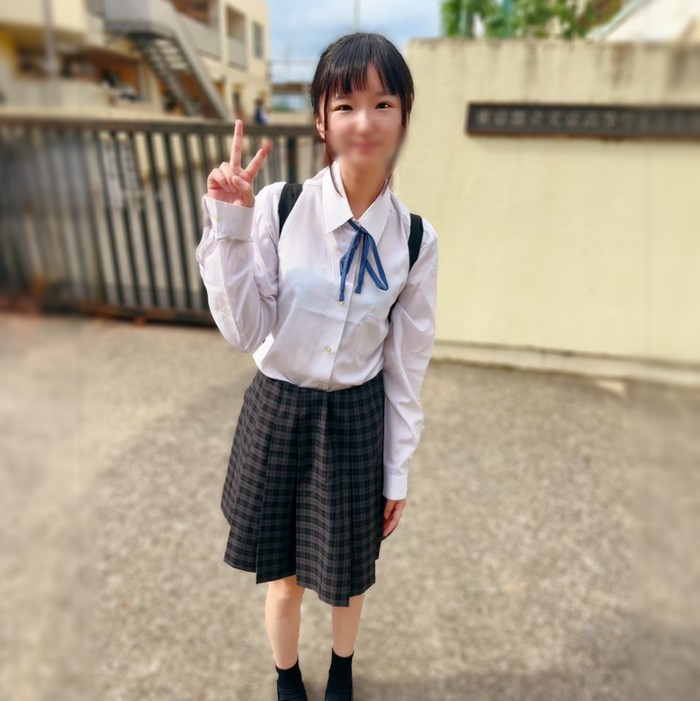 [First Graduation] Shiho-chan, a current J'K third year student who lives hard with her toxic parents. She blushes at her first dick. She breaks through this membrane of her unused pussy, endures the pain, and loses her creampie.