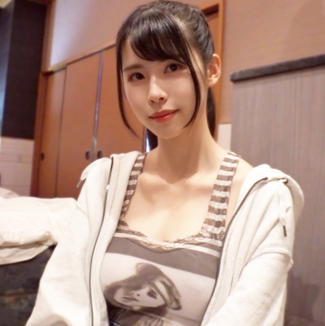 [Diamond in the Rough] A naive cosplay slender who just moved to Tokyo this year. She has big breasts and a body with maximum sensitivity, making her body slippery and shiny. We will send you the high-quality master version of the sex video.