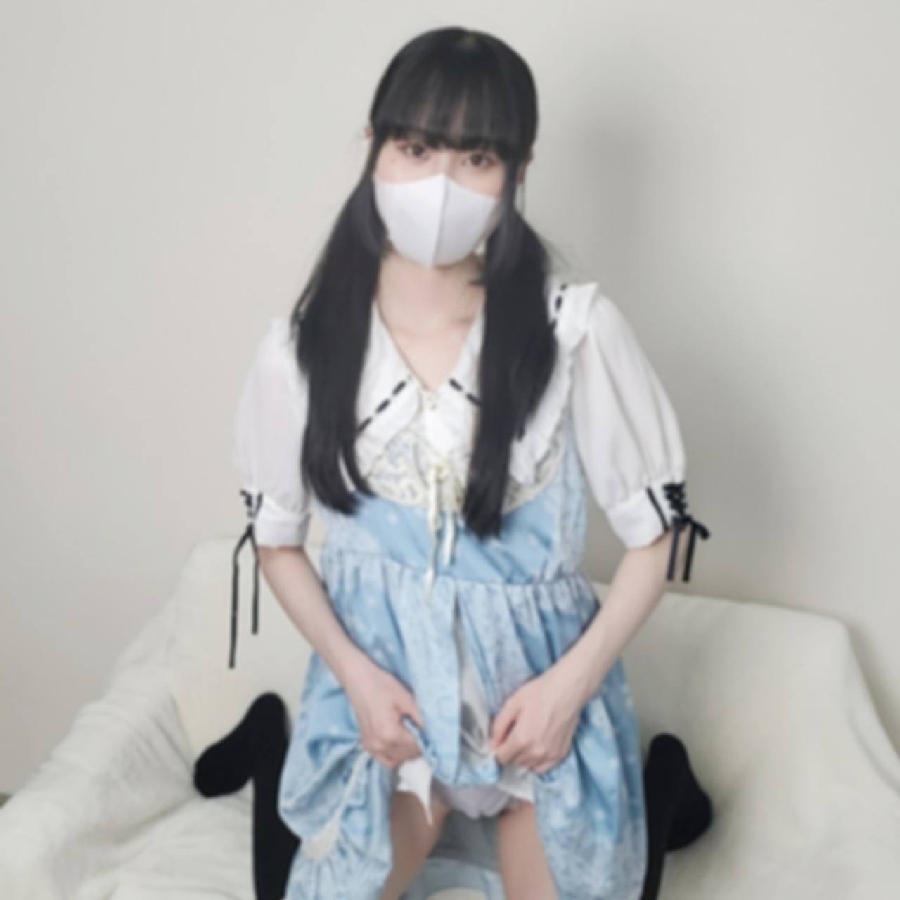 The 19-year-old legal underground idol is inexperienced, so she is obedient and moans in a cute voice even when a serious perverted middle-aged man licks her whole body and has her thick dick screwed into an undeveloped pussy.