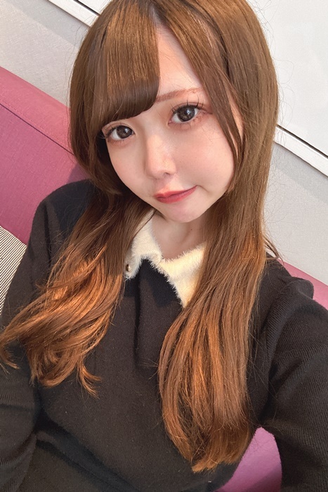 Yuna an idol who goes to Rikkyo University is pretty good-looking fair-skinned slender and has beautiful legsShe is as cute as a goddess with a honeyed smile and is a divine response to a man she meets for the first timeShe has her first creampie in her life