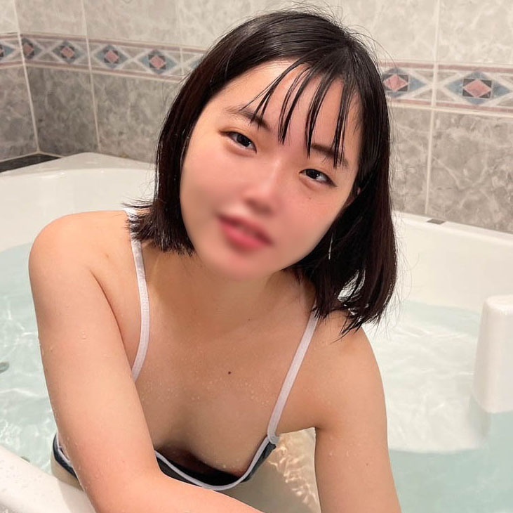 I can't stop being excited by the baby-faced, black-haired, innocent [18-year-old] Yui-chan in a school swimsuit and her pure, obedient eyes! Intense sex with an old man's dick!!
