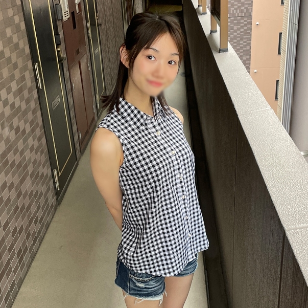 Kaede came to her father's house to make some money, and today she also has the luxury of having a middle-aged man's stinky semen shot into her pussy.