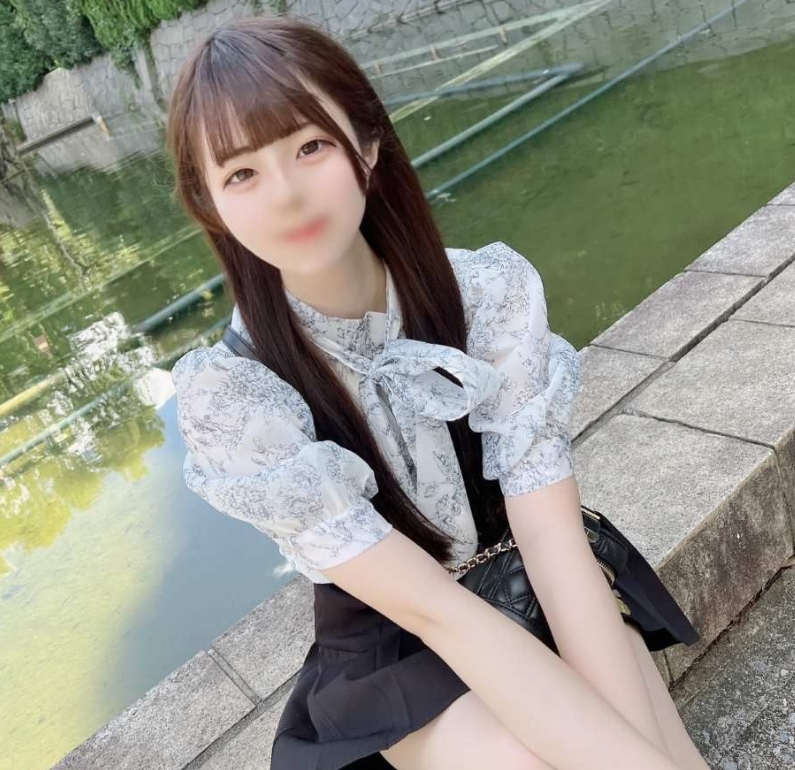 Show your face! A 19-year-old female college student with black hair and a cute transparent smile!
