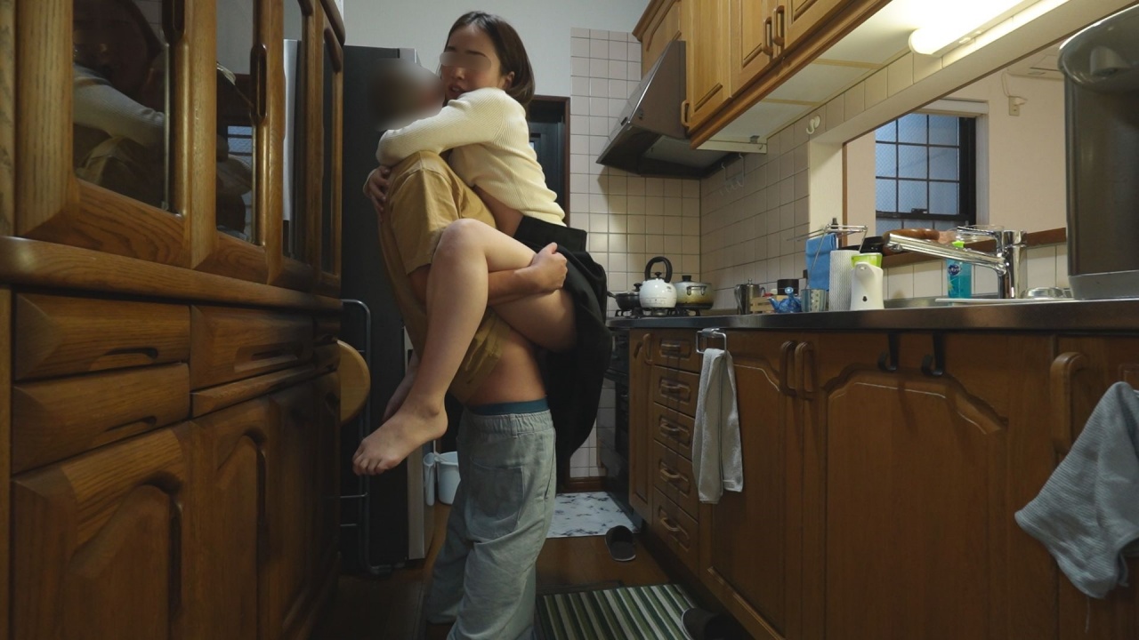 [Uncensored x Personal Shooting] **px***pszp A miraculous 40-year-old beautiful witch is engaged in sexual work even though her husband is in the next room in broad daylight. She is in the cowgirl position fully clothed in the kitchen of her home. I get creampied...