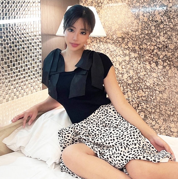 A huge amount of semen is ejaculated with a rich blowjob from an S-class beautiful receptionist who looks too good in her ponytail!!