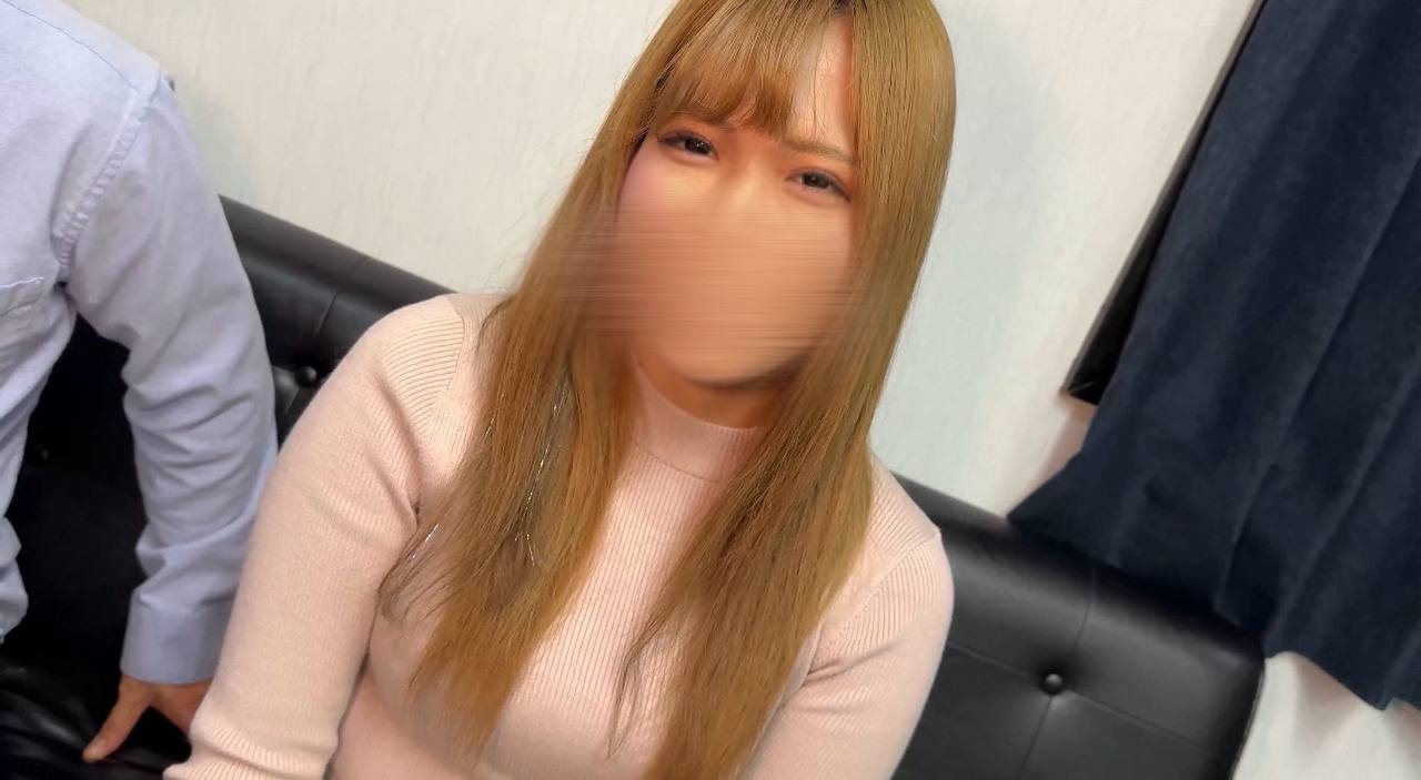 [Complete amateur] I played with her irresistible beautiful ass with her charming and super erotic plumpness, and I inserted it inside her without asking her to do anything.