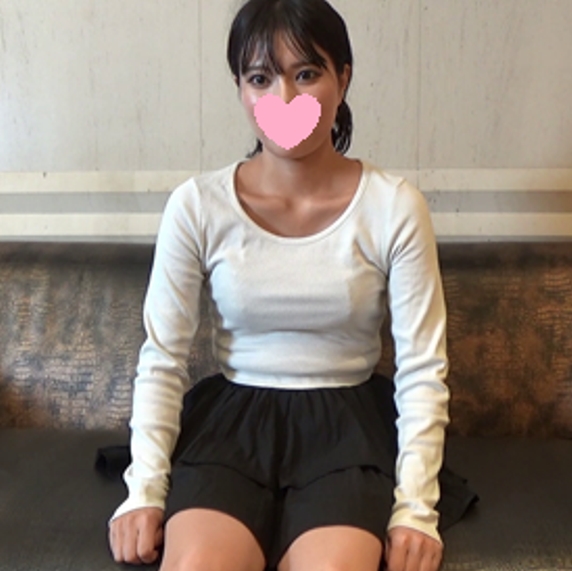 Beautiful staff working at a 20 -year -old Tebi station one or more Ojisan and raw sets and plump plump hemako are inserted in the big cock and coughing in the fellatio throat