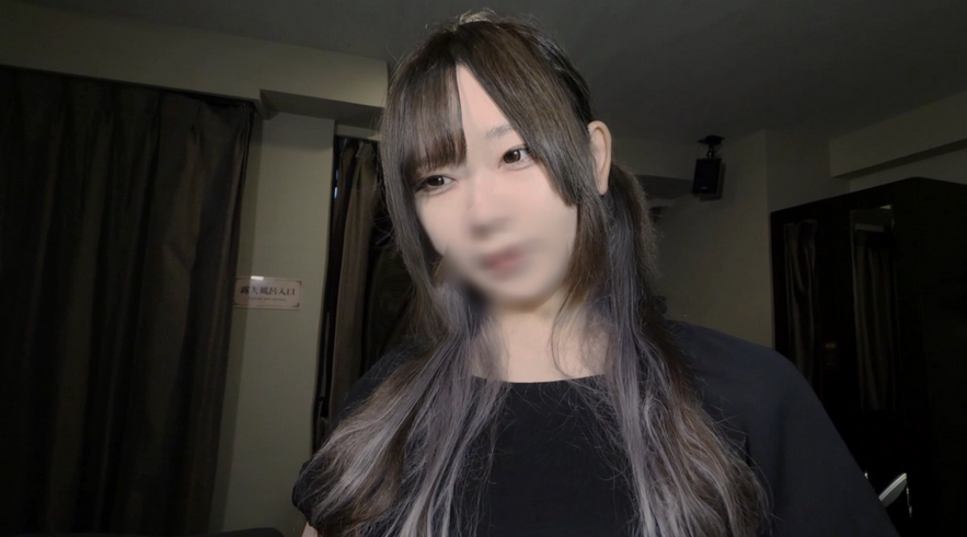 First shot: Concafe clerk, 20 years old. Since she's a regular, she says, "I can't really do it, it'll be dangerous if I find out,'' I have a secret meeting before my part-time job, feeling like I'm in trouble.