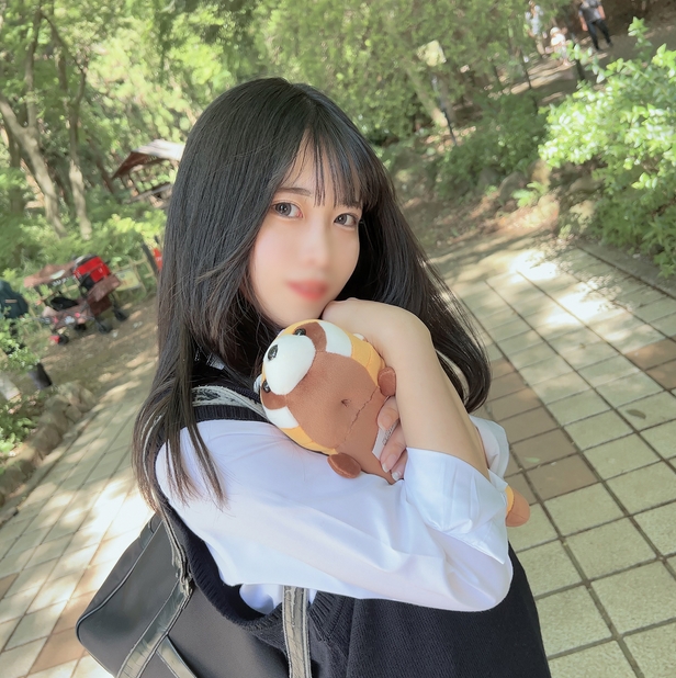 A lonely woman who has just transferred to a new school and has soft fluffy big breasts with a cute Kansai accent A guilty JK who repeatedly seduces her without realizing it is exposed to outdoor obscenity and creampied inside her