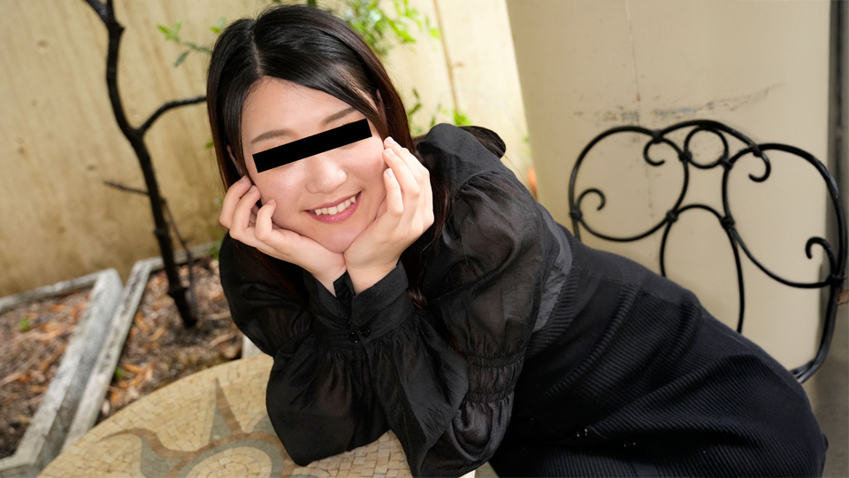 A beautiful plump woman with small breasts serves you with her lips!