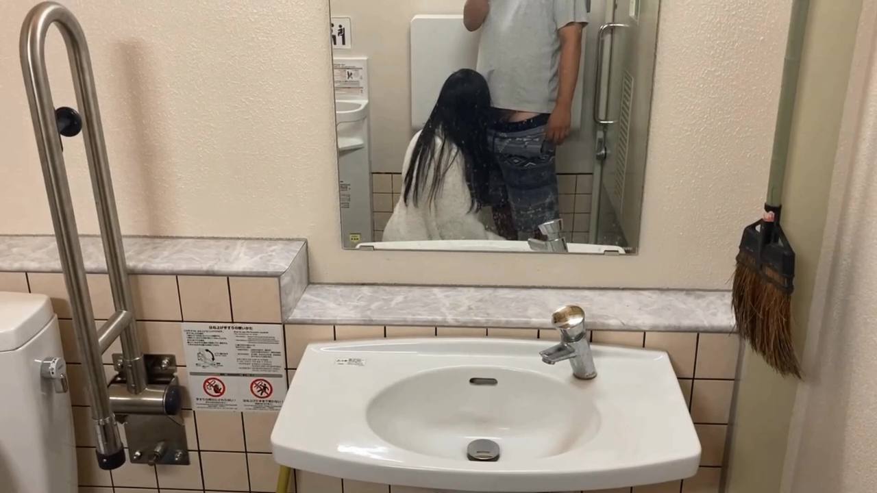 Part-time worker: A pregnant woman who really doesn't have the money can do whatever she wants in the toilet late at night lol