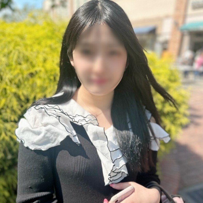 Although he has a pure appearance, he moans while he begs to cum inside the club, saying, I want to cum inside her vagina ♡ ♡