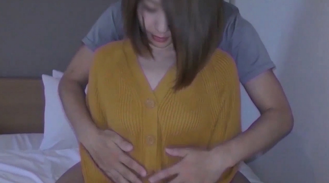 [Reedited version of light-faced mosaic] A beautiful Akita wife is called out to shop for souvenirs for her c**ld at a hotel in broad daylight and creampied. Reedited version