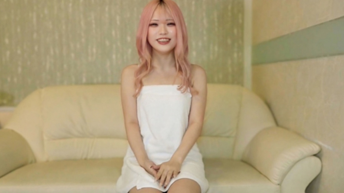 [No] A woman with super cute, flashy, coloured hair is erotic... Apparently she loves naughty things⤴. She's also included in her first facial and first creampie * Bonus High quality